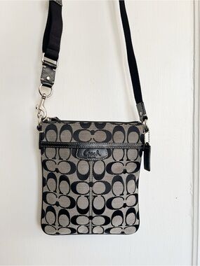 COACH • vintage Y2K Penelope Signature Swingpack crossbody purse bag black grey